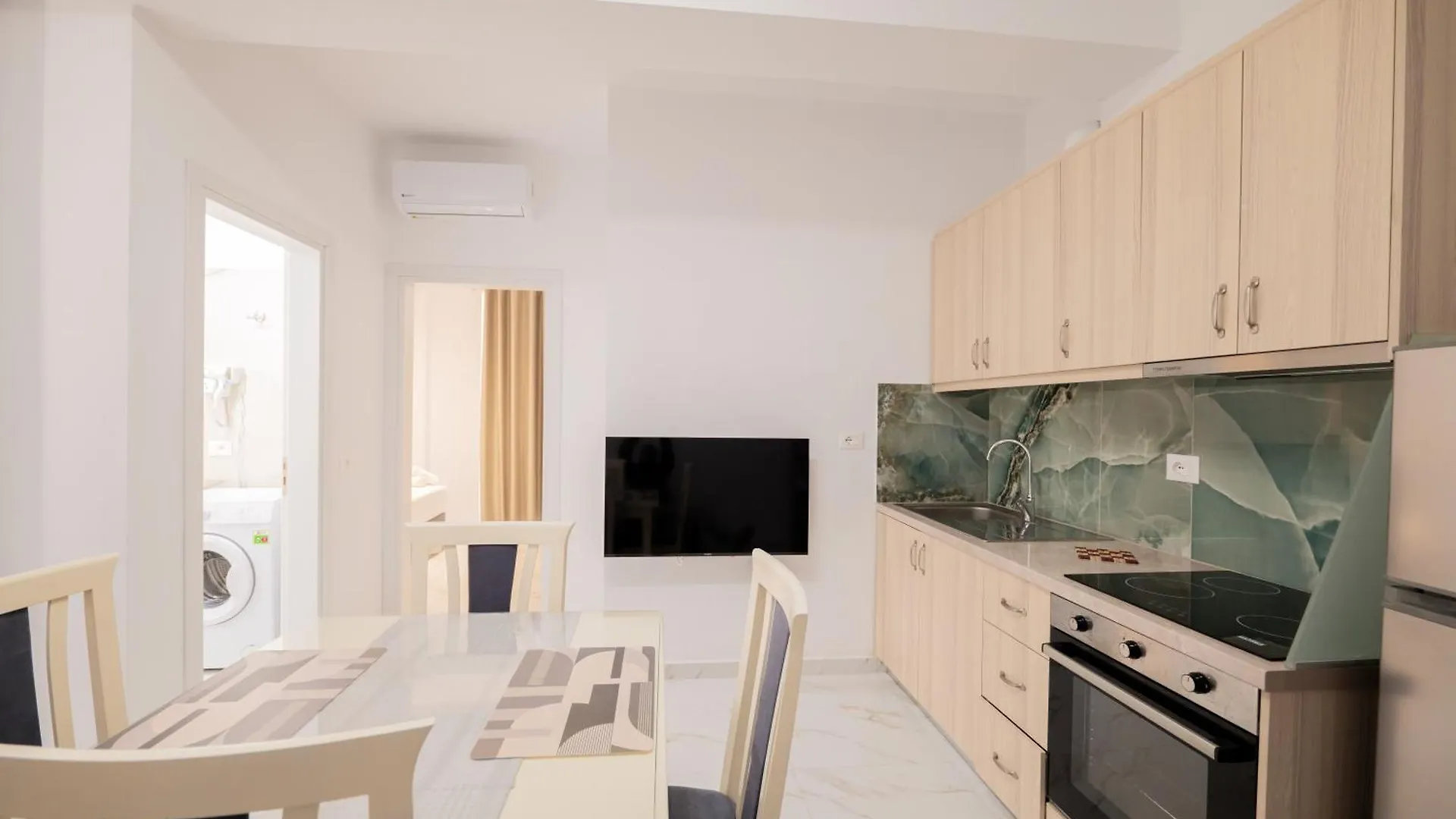 Cozy Apartment Steps From The Sea Sarandë